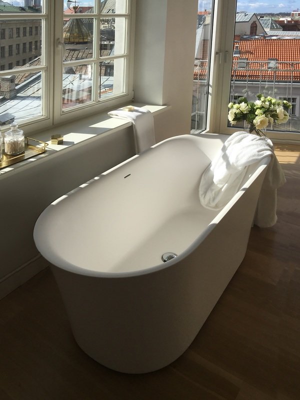 Tulip Wht Freestanding Solid Surface Bathtub iphone (2)